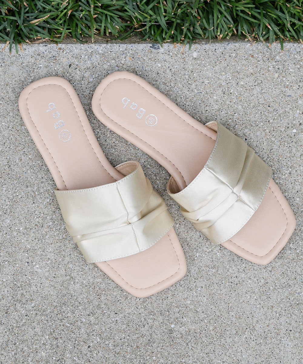 サテンギャザーフラットサンダル