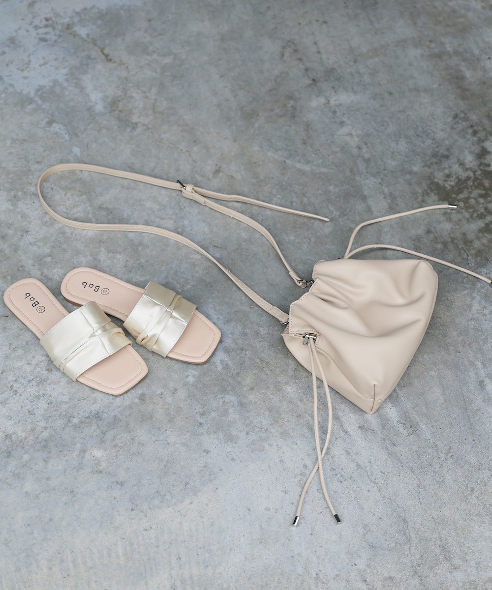 サテンギャザーフラットサンダル