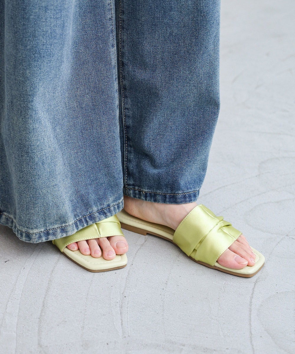 サテンギャザーフラットサンダル