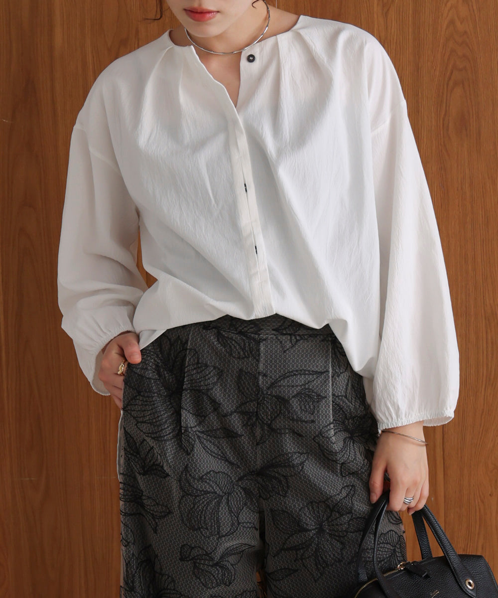 タックデザインブラウス