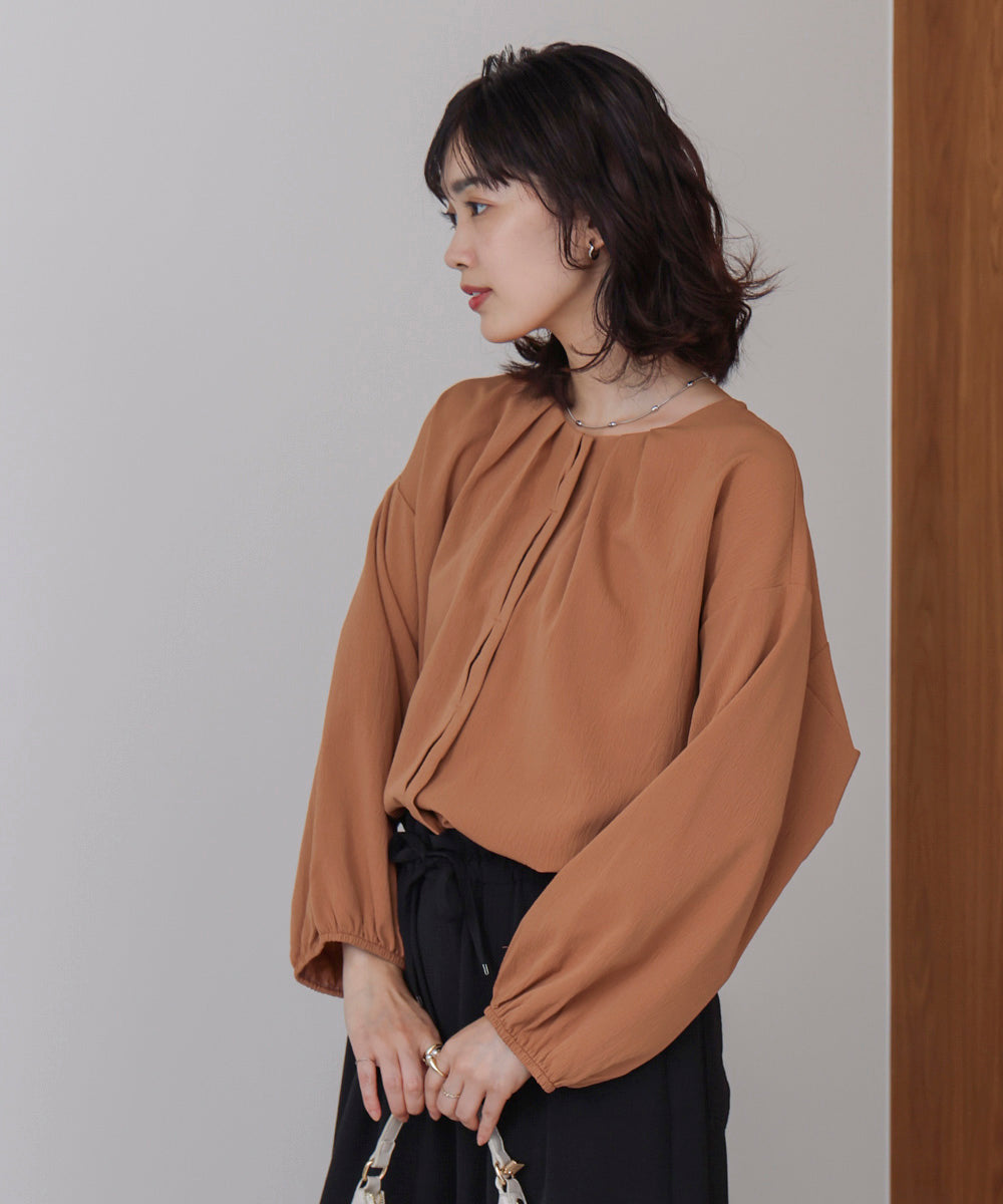 タックデザインブラウス
