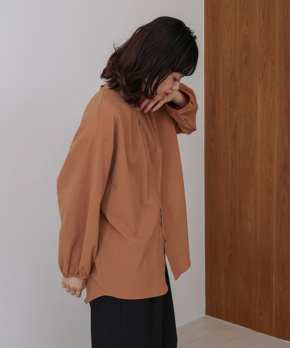 タックデザインブラウス