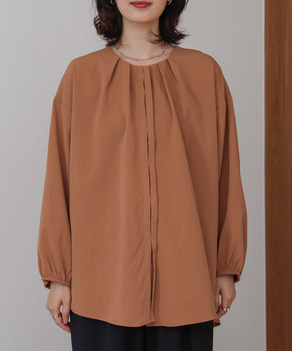 タックデザインブラウス