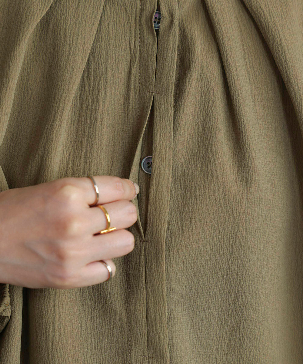 タックデザインブラウス