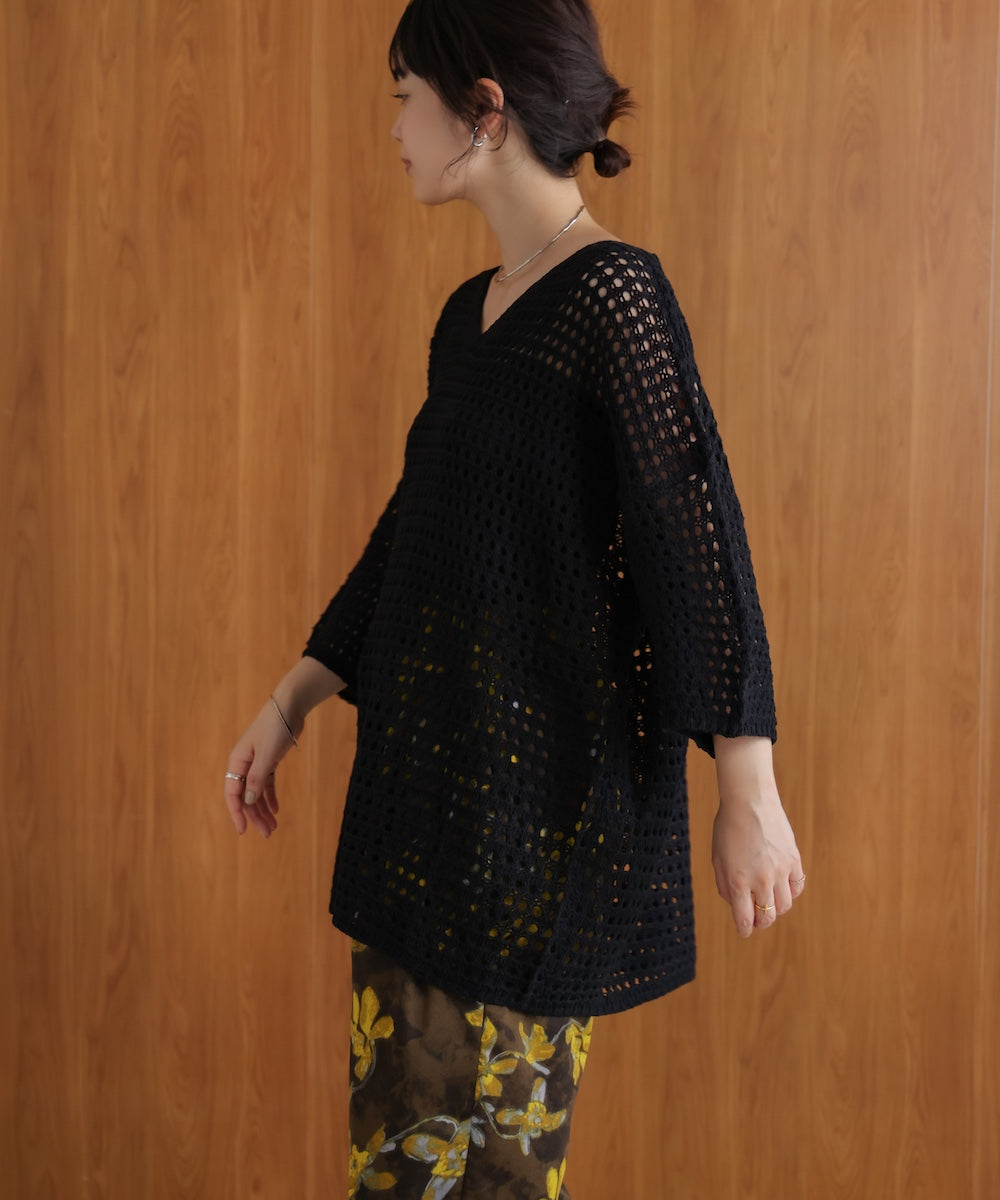 Vネックメッシュニット