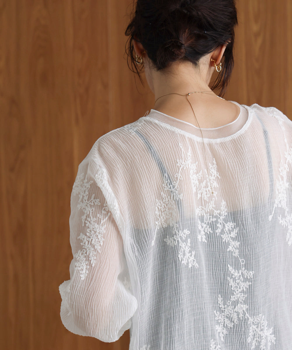 刺しゅうプルオーバー