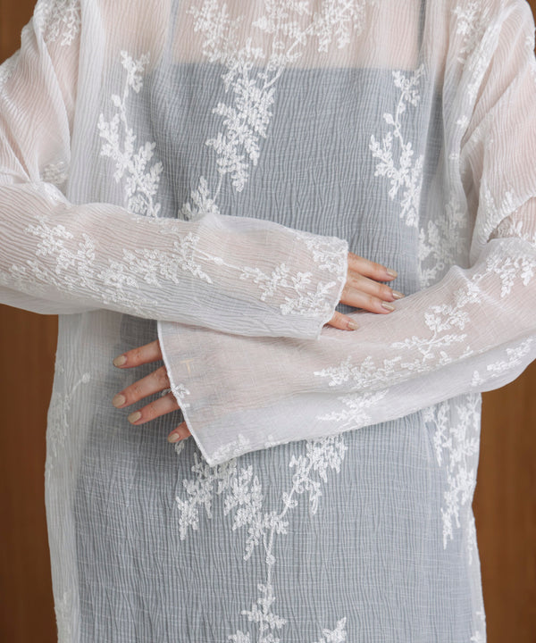 刺しゅうプルオーバー