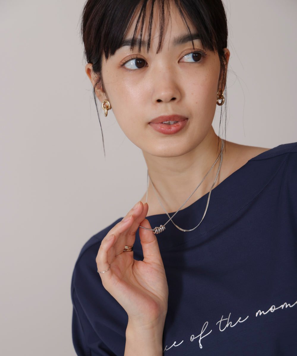 センターメタルループショートネックレス