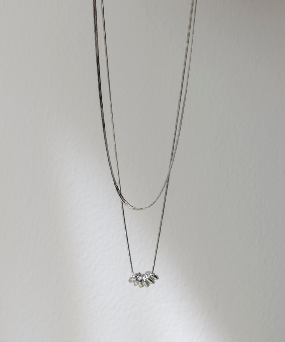 センターメタルループショートネックレス