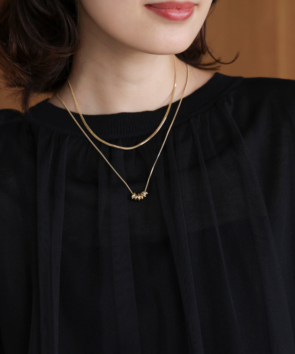 センターメタルループショートネックレス