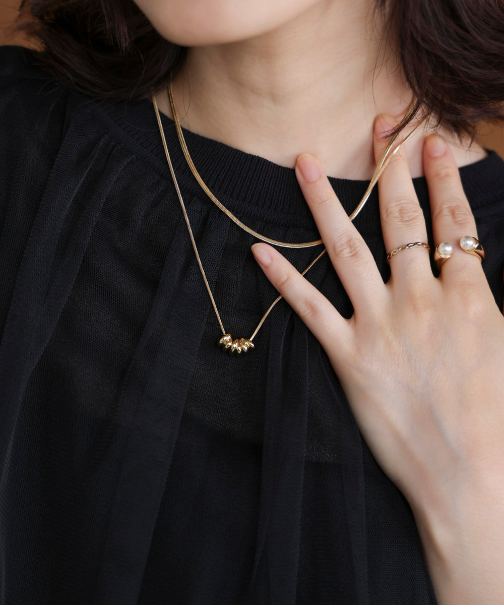 センターメタルループショートネックレス