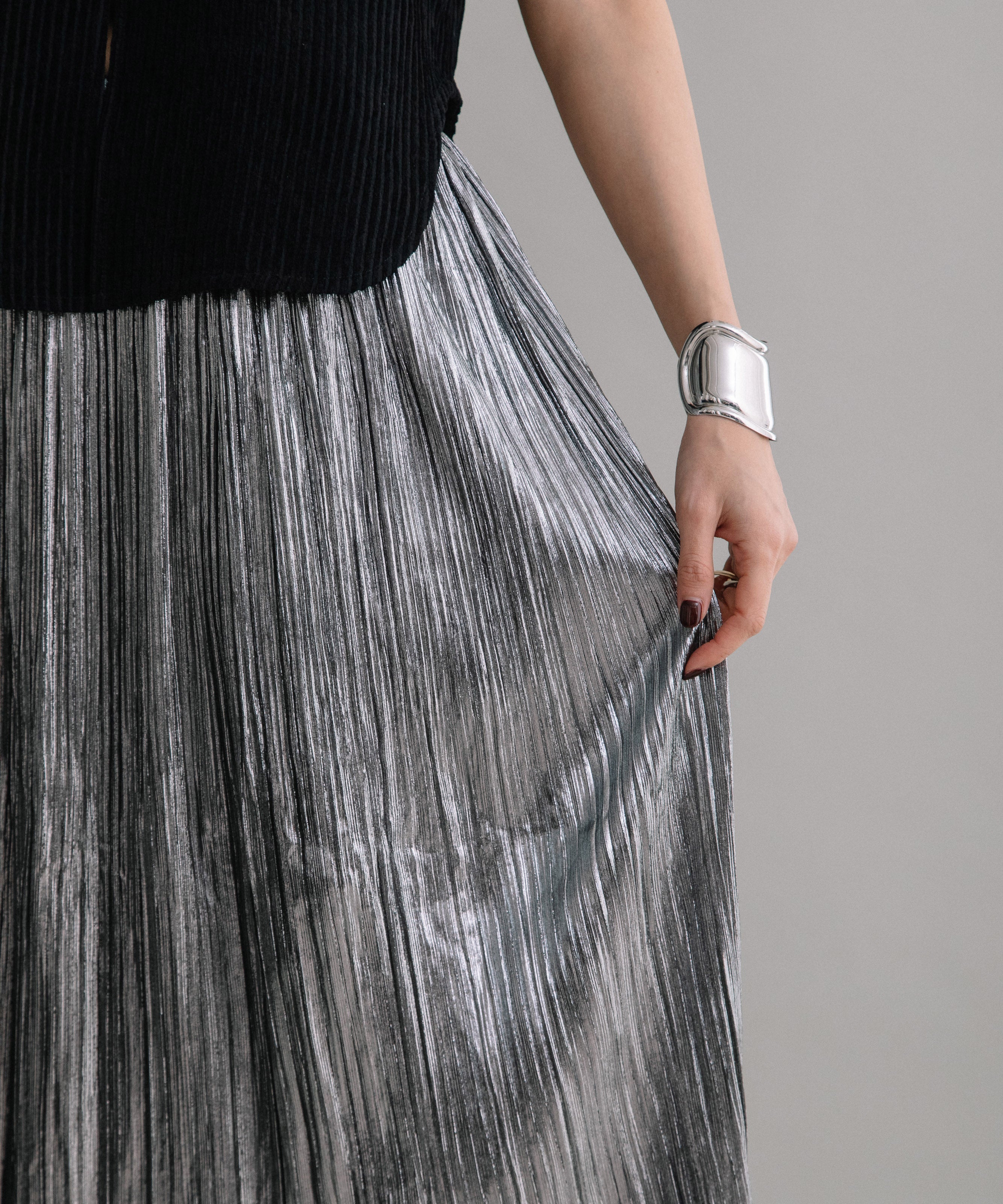 SHINY PLEATED SKIRT