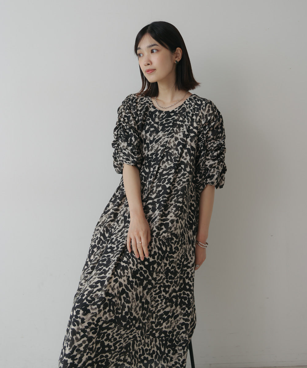 シャーリングタックワンピース