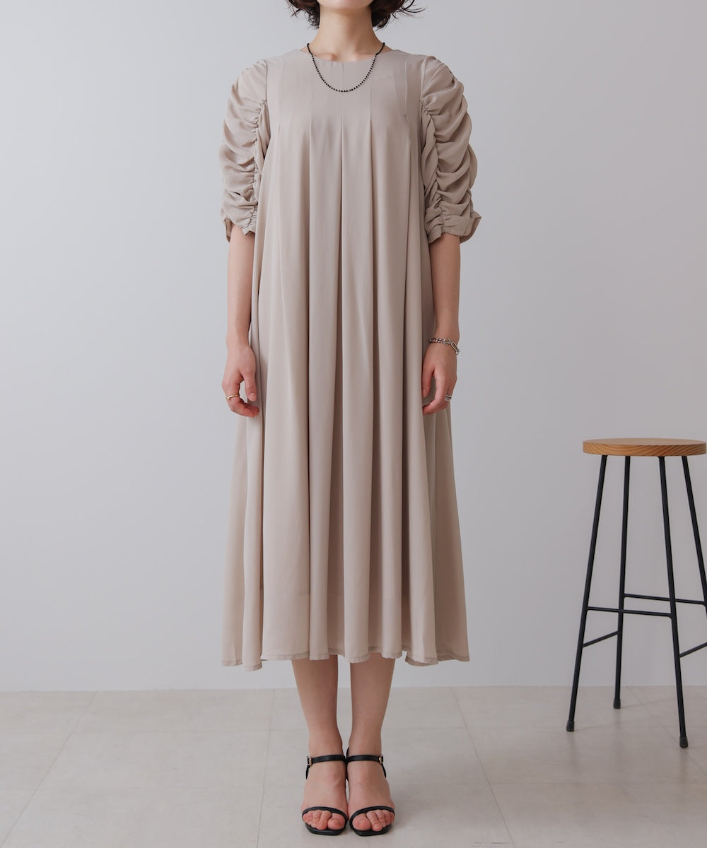 シャーリングタックワンピース