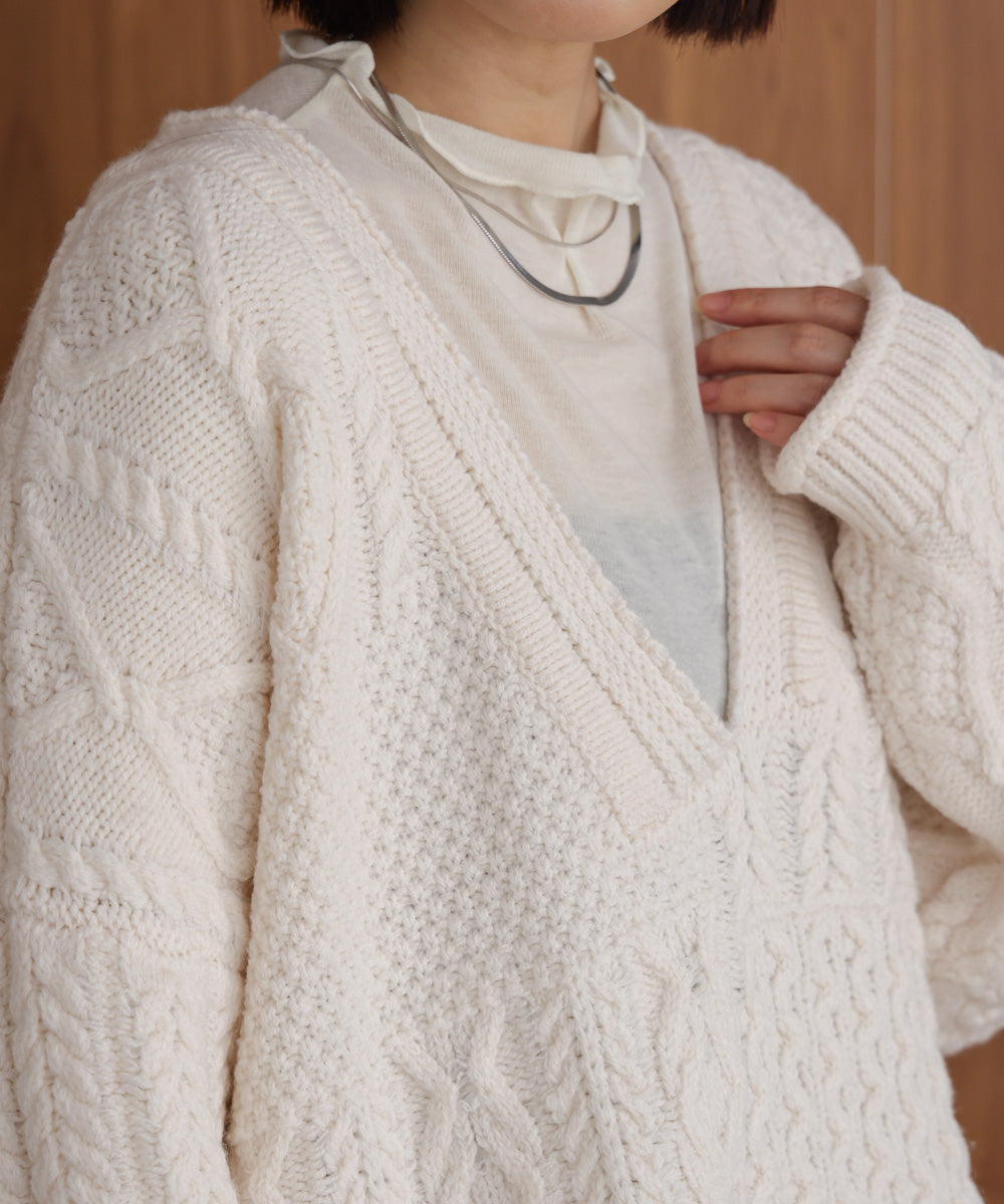 【WEB限定】ケーブルVニットセーター