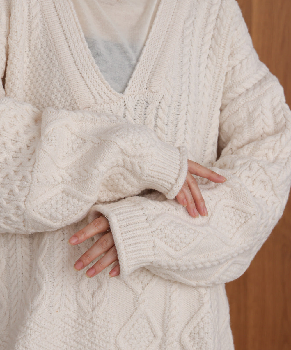 【WEB限定】ケーブルVニットセーター
