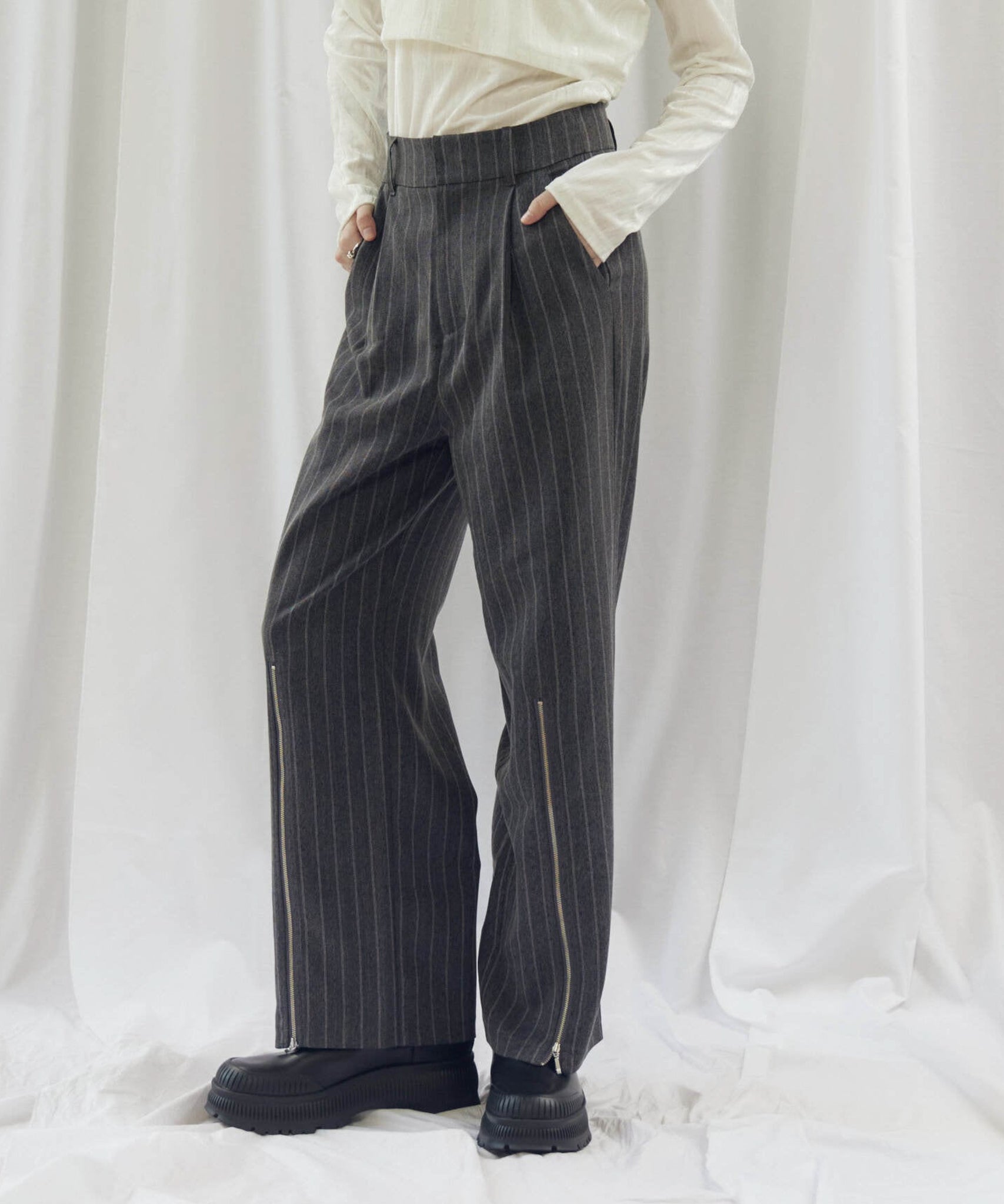 STRIPED ZIP SLIT PANTS(ストライプZIPスリットパンツ)