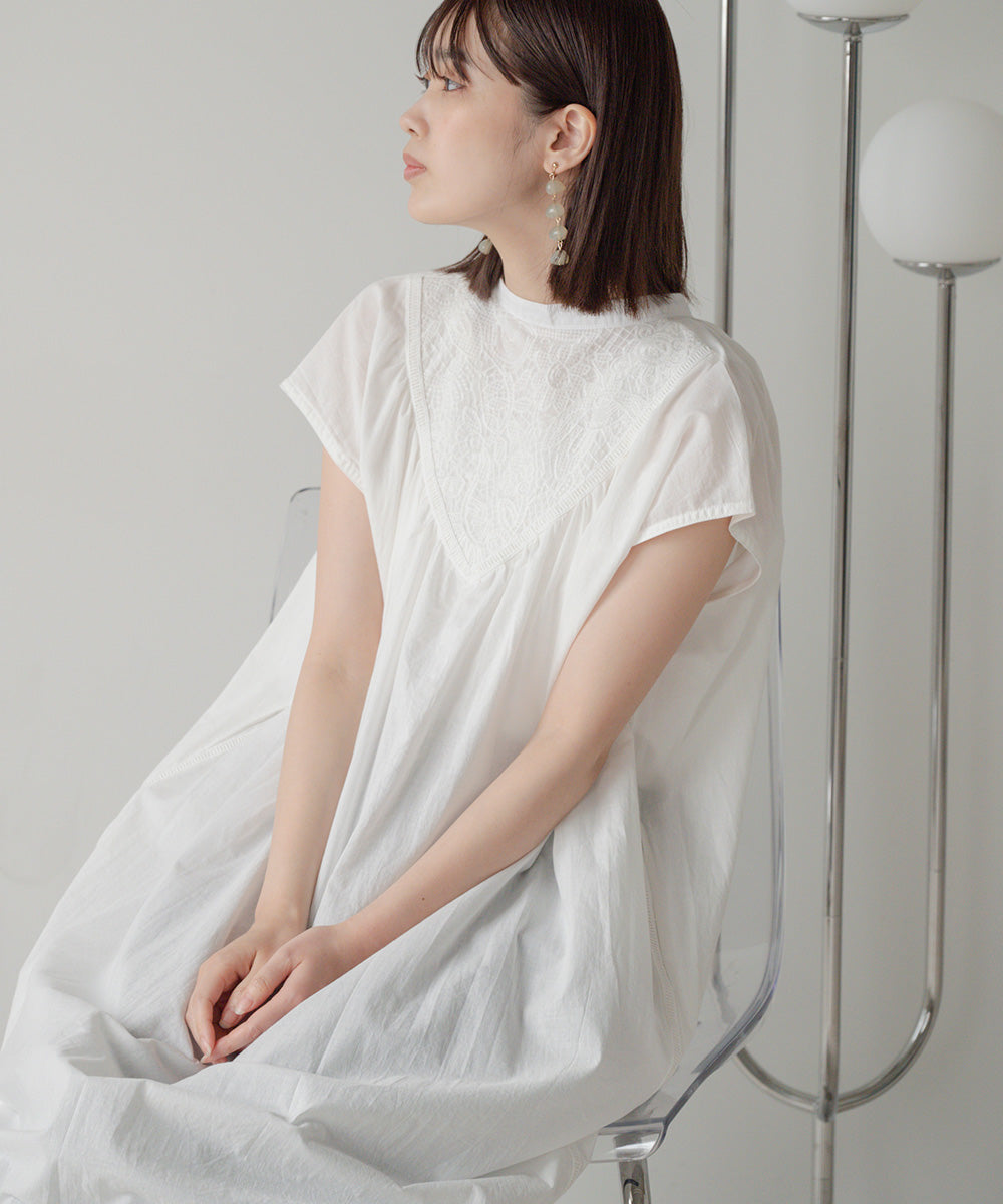 キーネック刺繍ヨークワンピース