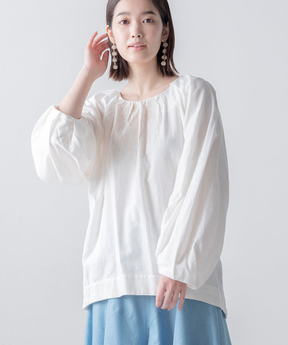FURRY 刺繍ショルダータックブラウス