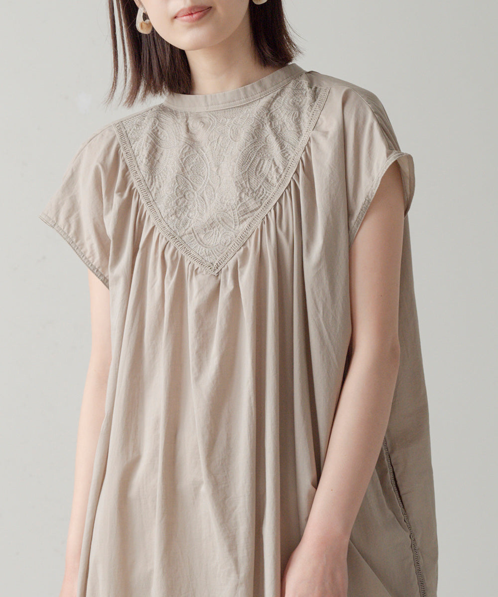 キーネック刺繍ヨークワンピース