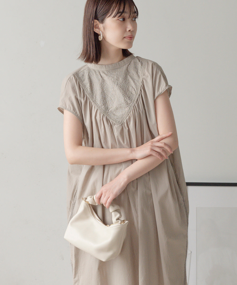 キーネック刺繍ヨークワンピース