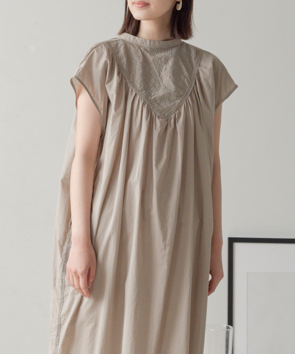 キーネック刺繍ヨークワンピース