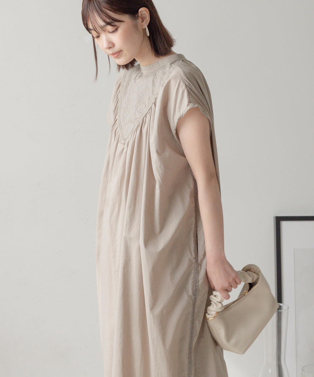 キーネック刺繍ヨークワンピース