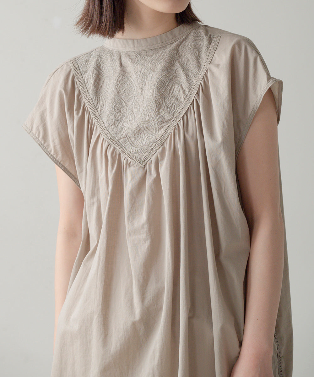 キーネック刺繍ヨークワンピース