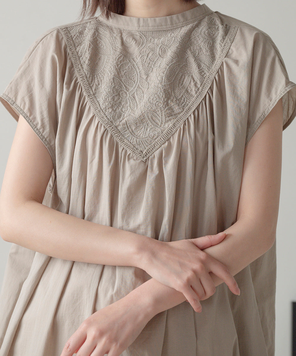 キーネック刺繍ヨークワンピース