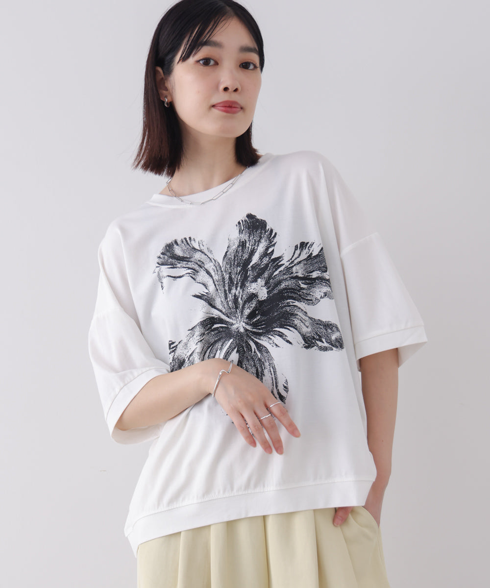 モノトーンフラワーTシャツ