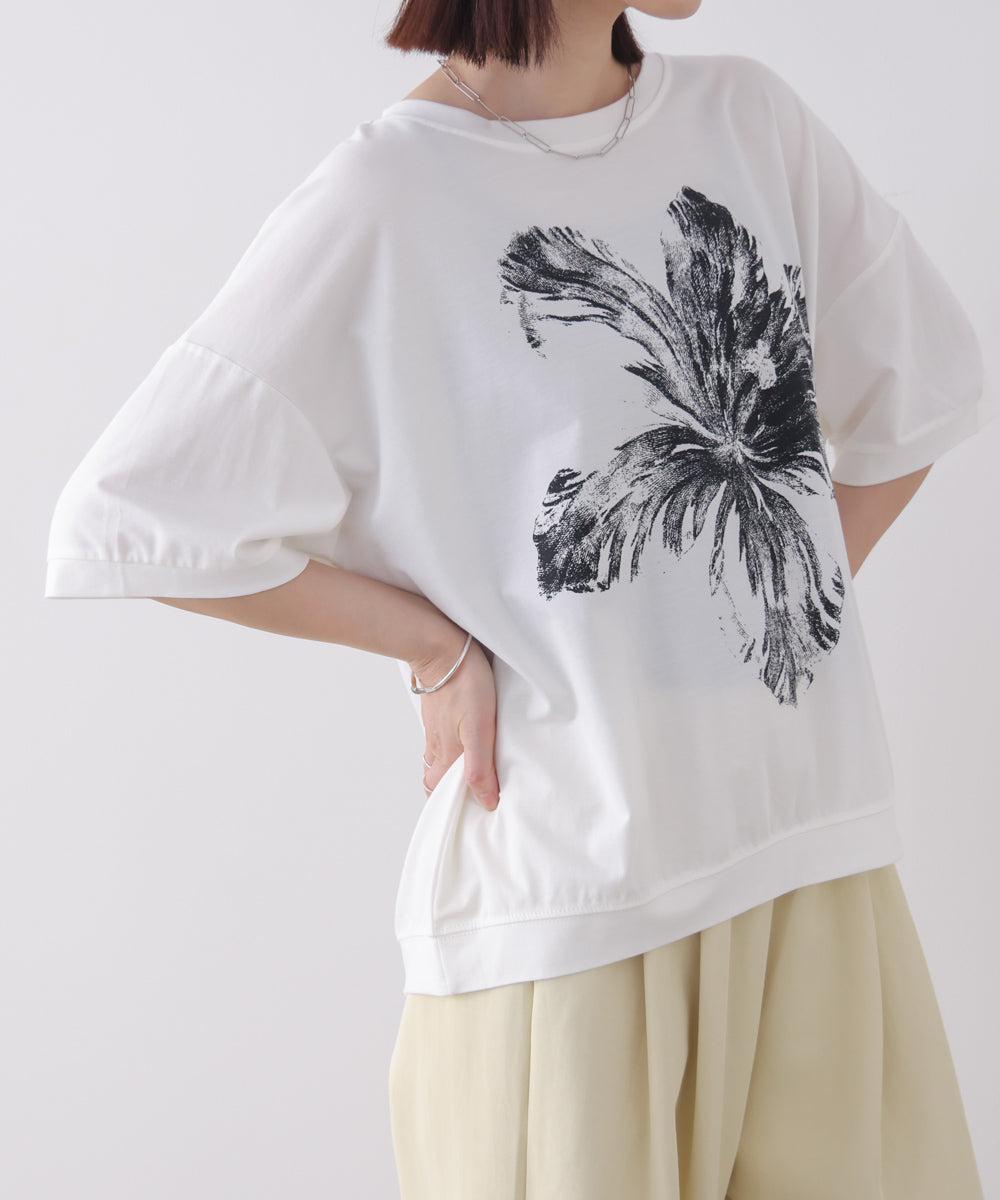 モノトーンフラワーTシャツ