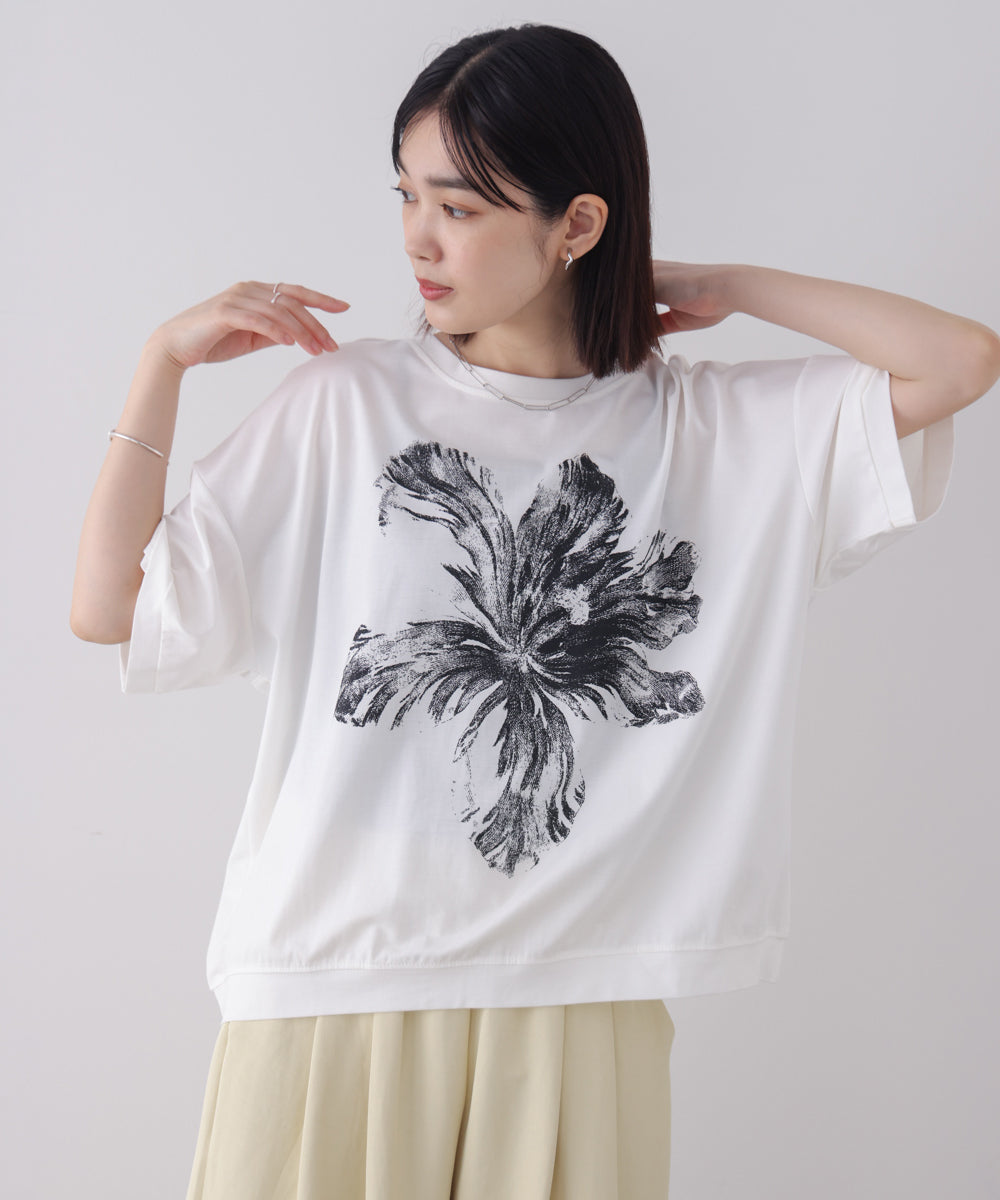 モノトーンフラワーTシャツ