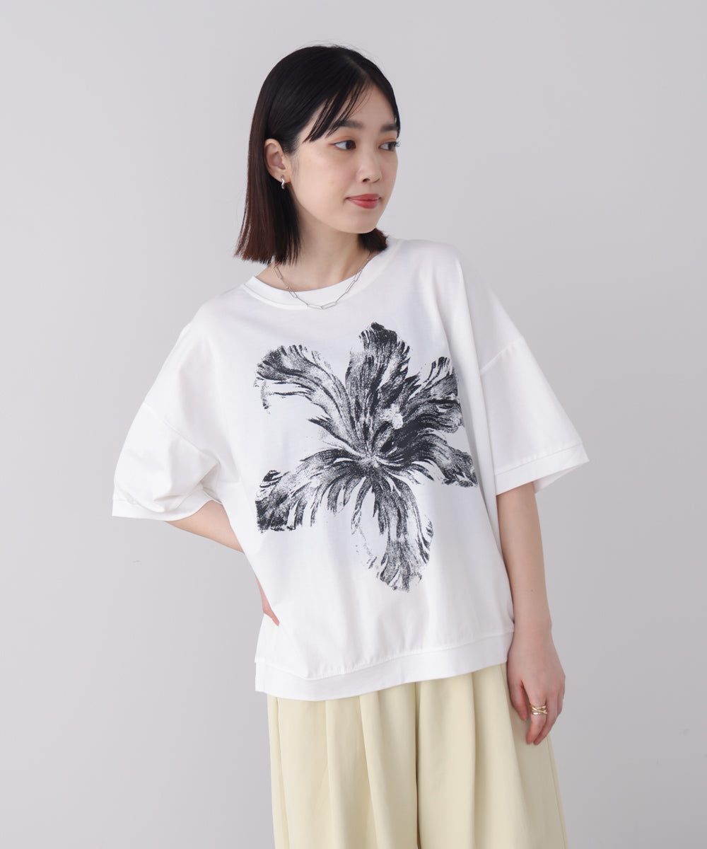 モノトーンフラワーTシャツ