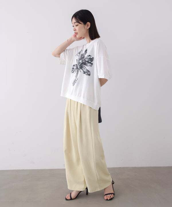 モノトーンフラワーTシャツ