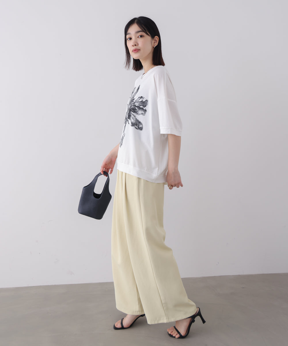 モノトーンフラワーTシャツ
