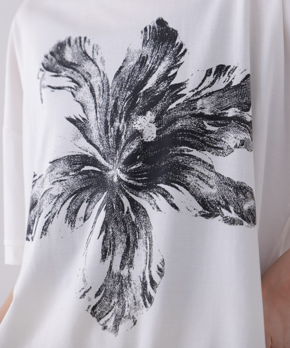 モノトーンフラワーTシャツ