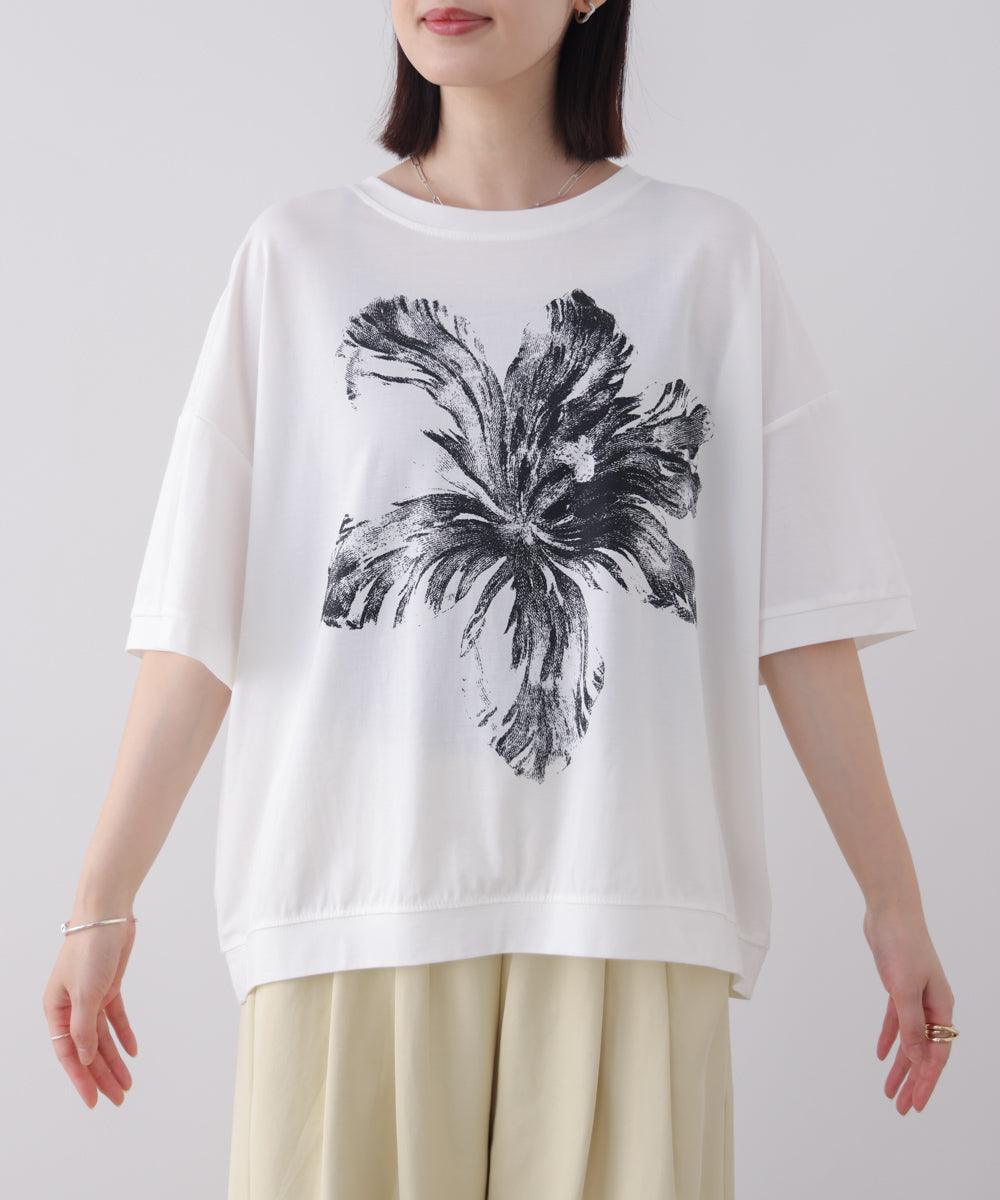 モノトーンフラワーTシャツ