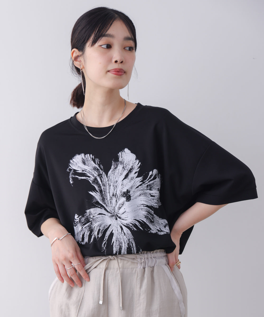モノトーンフラワーTシャツ