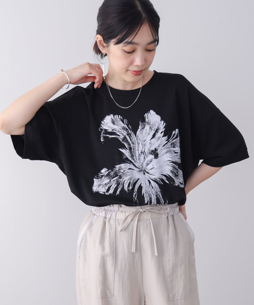 モノトーンフラワーTシャツ