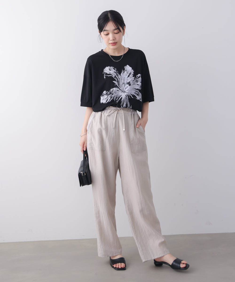 モノトーンフラワーTシャツ
