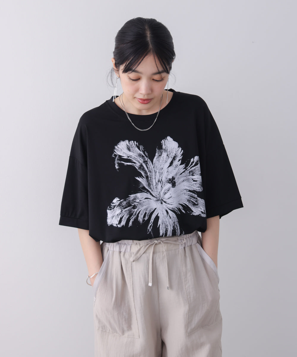 モノトーンフラワーTシャツ