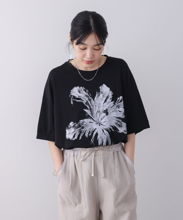 モノトーンフラワーTシャツ