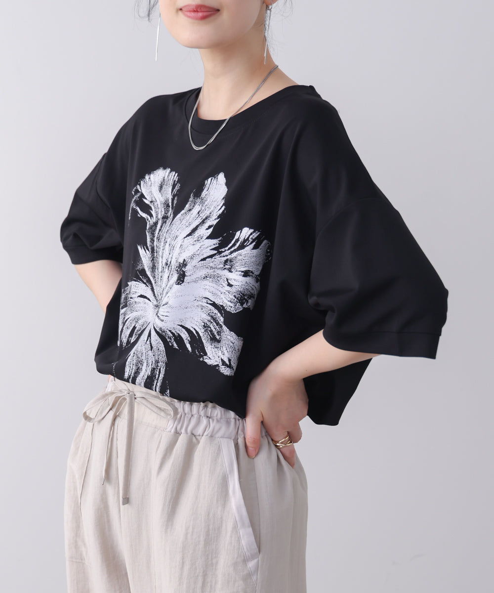 モノトーンフラワーTシャツ