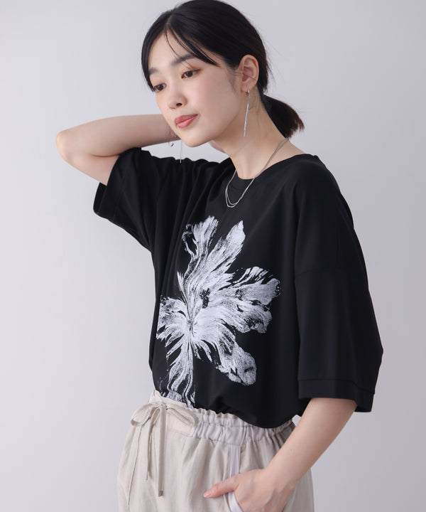 モノトーンフラワーTシャツ