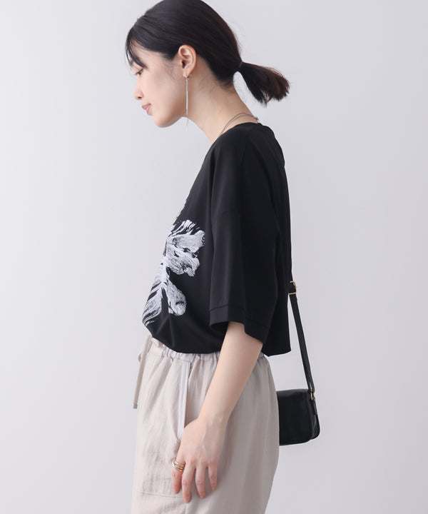 モノトーンフラワーTシャツ
