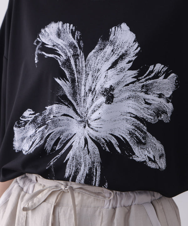 モノトーンフラワーTシャツ