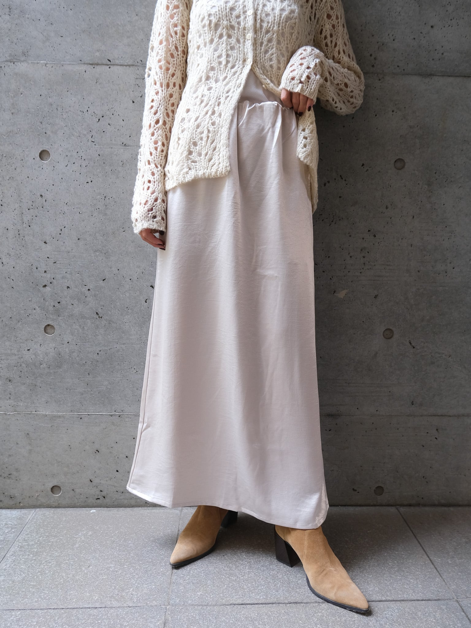 SATIN SEMI-FLARE SKIRT(ｻﾃﾝｾﾐﾌﾚｱｽｶｰﾄ)
