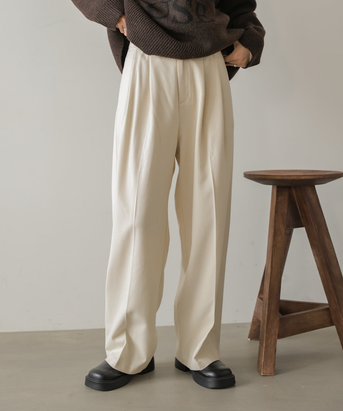 ウールライクツータックストレートパンツ