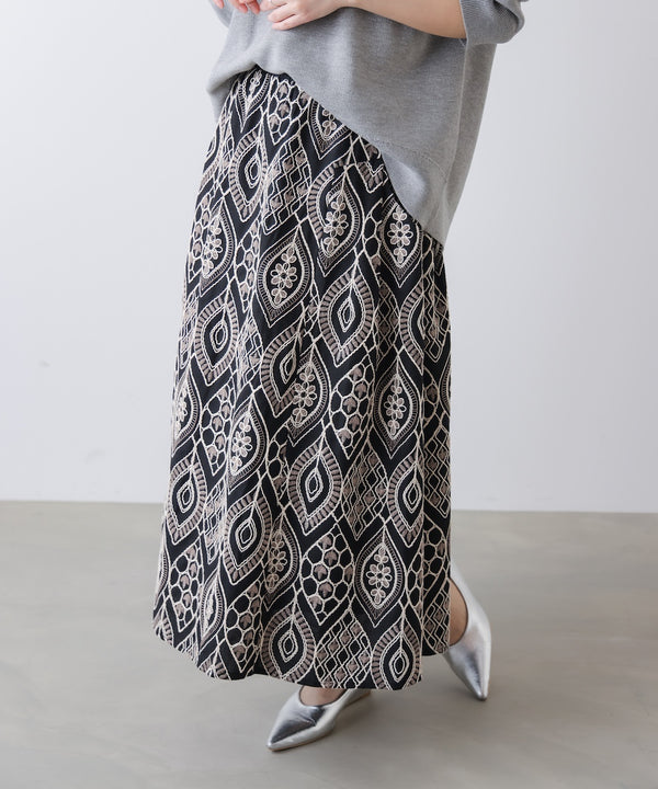 エンブロイダリーフレアスカート