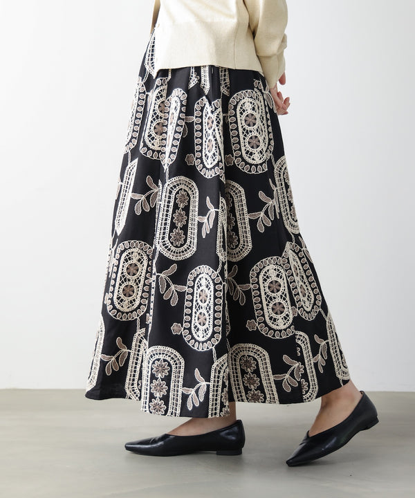 エンブロイダリーフレアスカート